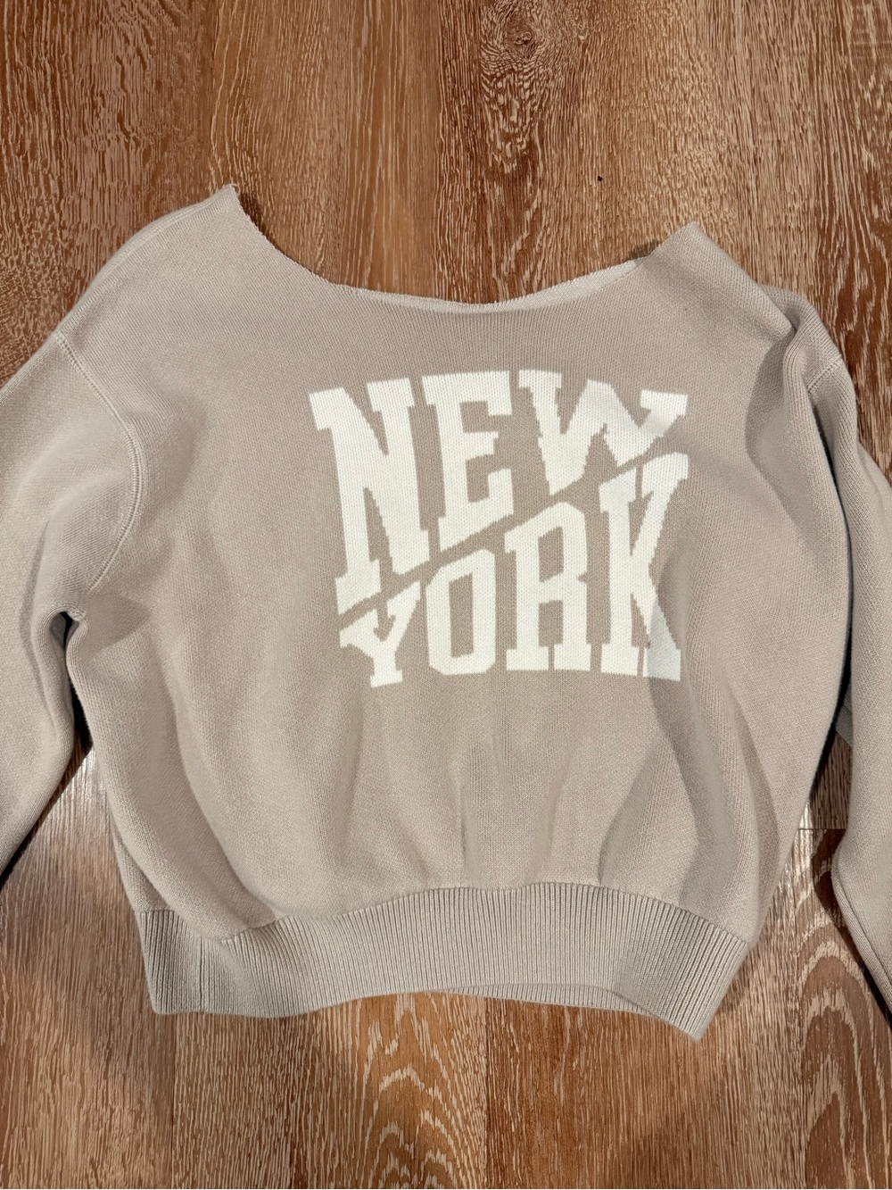 Aerie beige and white New York sweatshirt
Neck line has been cut XS